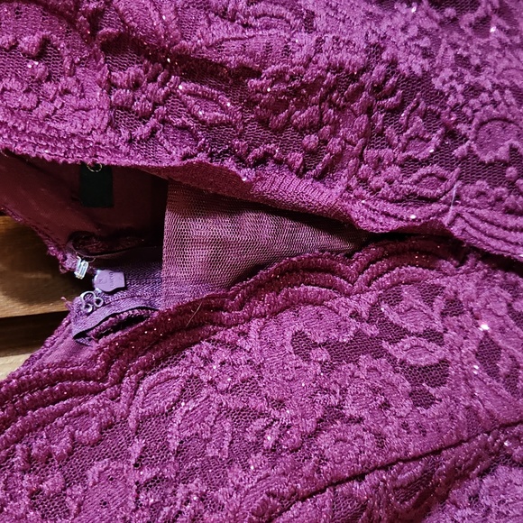 City Studio V-Neck Lace and Glitter Dress Size 3 Wine Color - Picture 5 of 6